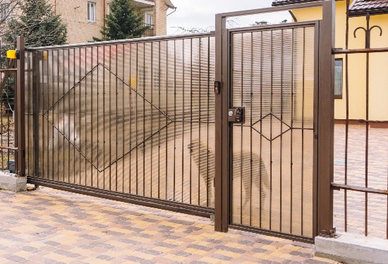 Купить ворота из профлиста с элементами ковки, с металлическими столбами в рамке или под дерево в Троицке от 155611 руб